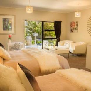 Фотографии мини отеля
Swan House