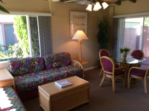 Фотография гостиницы A PLACE IN THE SUN Garden Hotel - Big Units with Privacy Gardens & Heated Pool & Spa in 1 Acre Park Prime Location, PET Friendly, TOP Midcentury Modern Boutique Hotel