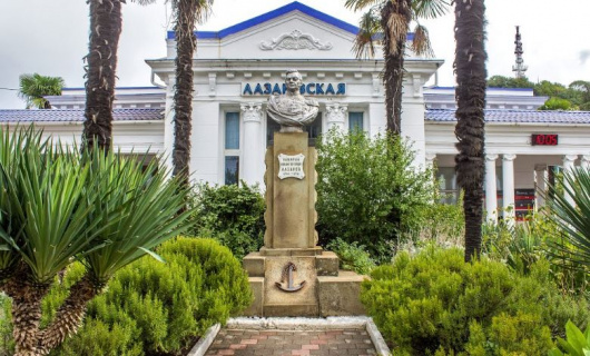 Фотографии памятника
Бюст адмиралу Лазареву