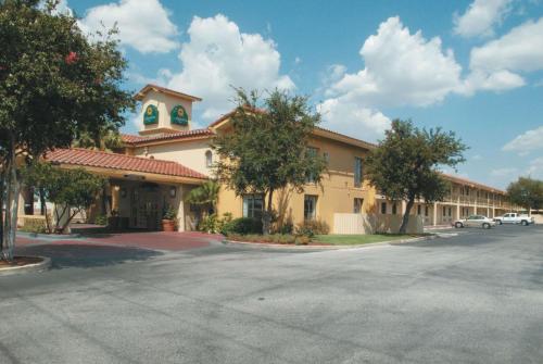 Фотография гостиницы La Quinta Inn by Wyndham San Antonio I-35 N at Rittiman Rd
