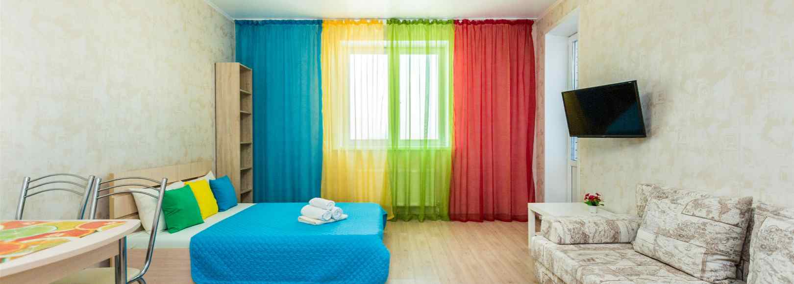 Фотография квартиры Однокомнатная квартира-студия в ярких тонах в новостройке