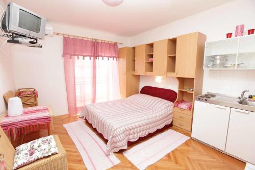 Фотография гостевого дома Apartments by the sea Podgora, Makarska - 13216