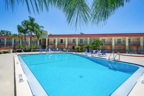 Фотография гостиницы Clarion Inn & Suites Central Clearwater Beach