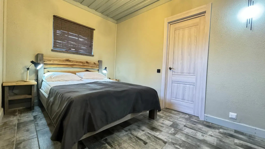 Фотография Коттеджа Коттедж «Black&White» (Блэк&Вайт) у пристани в центре города