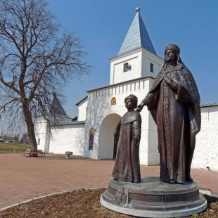 Фотография памятника Памятник царице Евдокии Стрешневой и её сыну царевичу Алексею