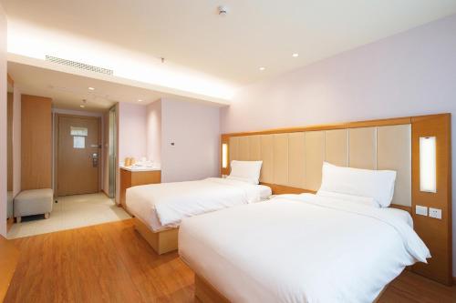 Фотографии гостиницы 
            Blossom Hill Inn Lijiang Neverland