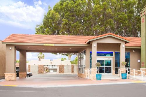 Фотография гостиницы Super 8 by Wyndham Pasadena/LA Area