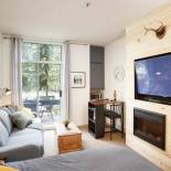 Фотография апарт отеля Impeccable Glacier Lodge Hotel Room w Pool+Hot Tub