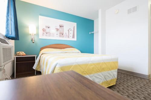 Фотография гостиницы InTown Suites Extended Stay Chicago IL - Downers Grove