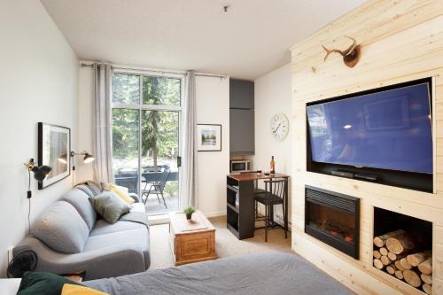 Фотография апарт отеля Impeccable Glacier Lodge Hotel Room w Pool+Hot Tub