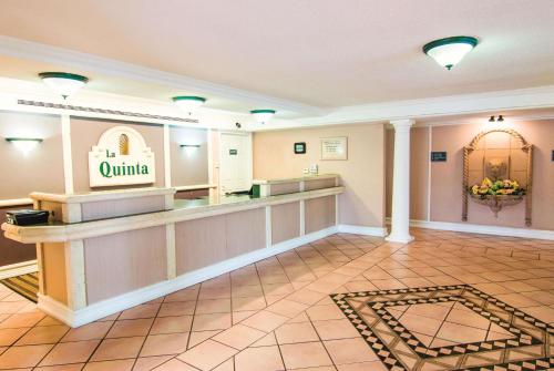 Фотографии гостиницы 
            La Quinta Inn by Wyndham Indianapolis Airport Lynhurst