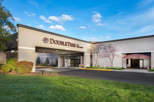 Фотография гостиницы DoubleTree by Hilton Lawrence