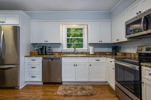 Фотографии гостевого дома
Bike Path Getaway in Town