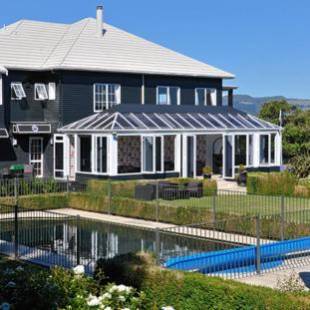 Фотография гостиницы Black Swan Lakeside Boutique Hotel