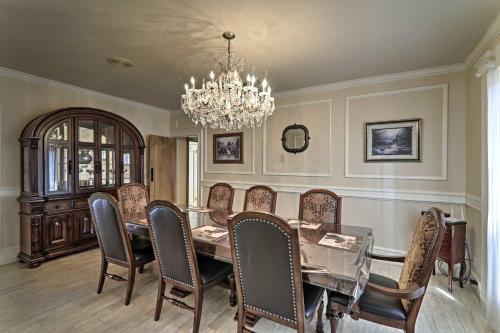 Фотография гостевого дома Lakefront Harlingen Home with Pool, Yard and Pool Table