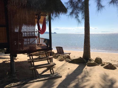 Фотография гостиницы Castaway Beach Bungalows