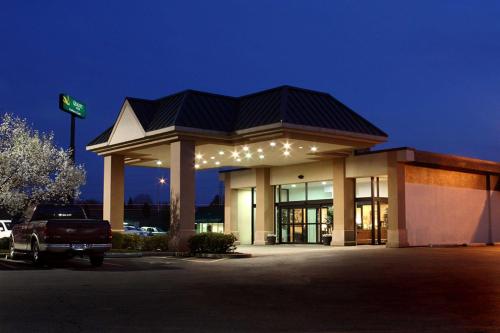 Фотография гостиницы Quality Inn & Conference Center - Springfield