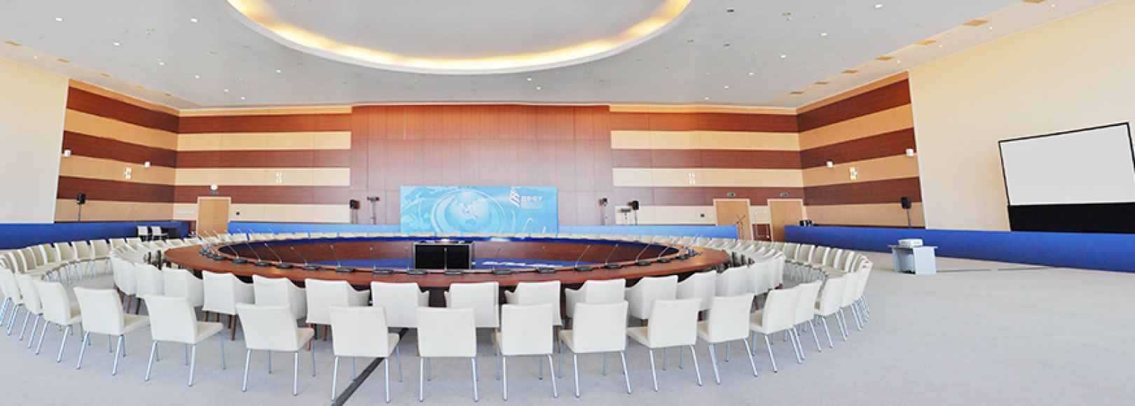 Фотография конференц-зала Зал Морской Конгрессно–выставочного центра ДВФУ