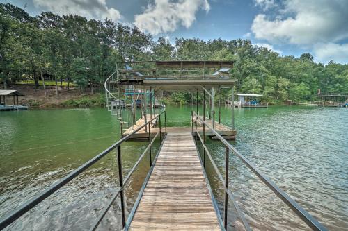 Фотографии гостевого дома 
            Lovely Lakefront Home with Deck, Kayak Available