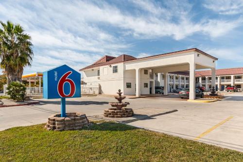 Фотография гостиницы Motel 6-San Marcos, TX - North