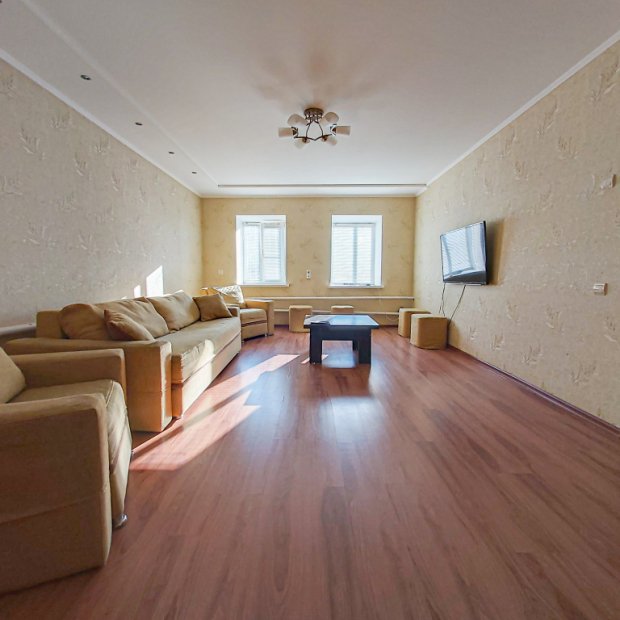 Фотографии Коттеджа
Частный дом недалеко от центра города.