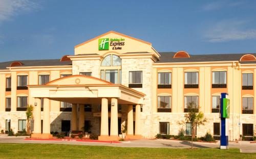 Фотография гостиницы Holiday Inn Express and Suites Beeville, an IHG Hotel