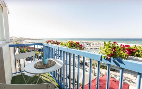 Фотография мини отеля Three Room - Sea View Luxury Loft