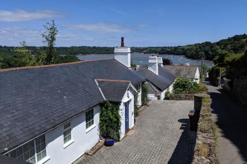 Фотография гостевого дома Rocket House - Large family home perched above the river