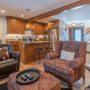Фотография гостевого дома Andora Villa Condo 102 - Right on Trail Creek and Walk to Downtown Ketchum