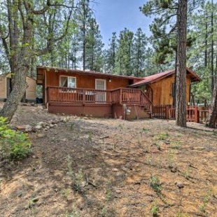 Фотография гостевого дома Cozy Lakeside Escape with Deck 4 Mi to Rainbow Lake