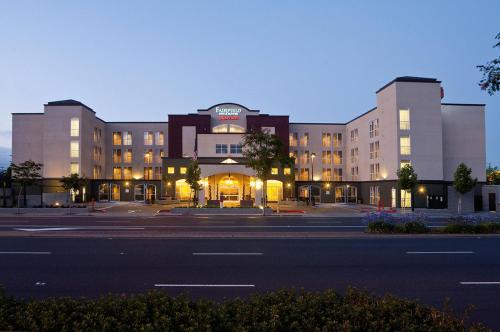 Фотография гостиницы Fairfield Inn & Suites by Marriott San Francisco Airport
