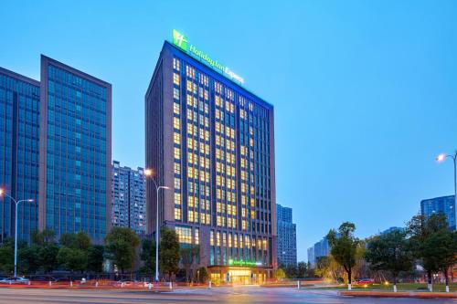 Фотография гостиницы Holiday Inn Express Chongqing University Town, an IHG Hotel