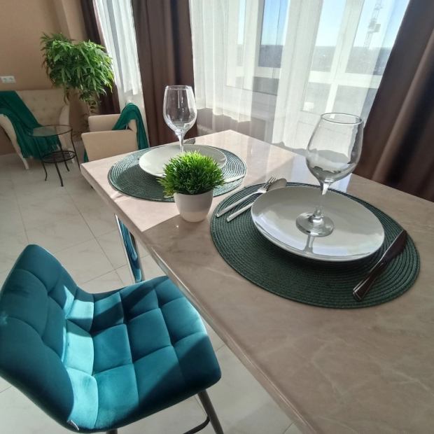 Фотографии квартиры 
            Апартаменты видовые сети «Все в гости» на ул.10 Августа 85 на 17 этаже