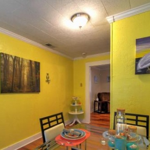 Фотография гостевого дома Cozy Gulfport Home Walk to Beach, Marina and Casino