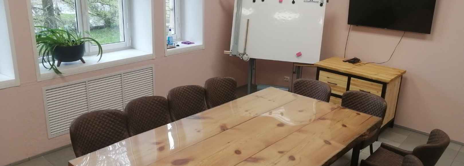 Фотография комнаты для переговоров 12 стульев