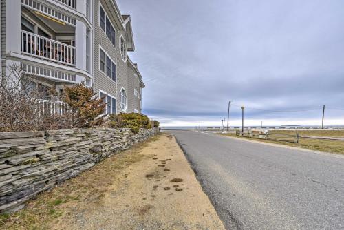 Фотографии гостевого дома 
            Breezy Oak Bluffs Condo - Steps to Inkwell Beach!