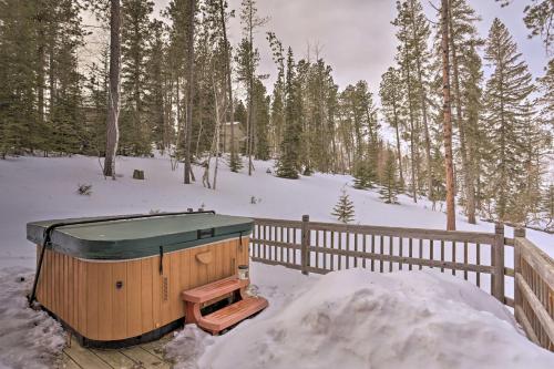 Фотографии гостевого дома 
            Cozy Cabin in Lead with Hot Tub Near Hiking and Skiing