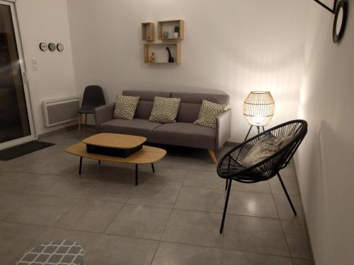 Фотография гостевого дома Maison de ville Jean-Moulin, lumineuse, moderne, Jardin, zoo, Prytanée