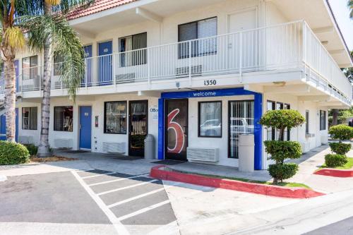 Фотография гостиницы Motel 6-Bakersfield, CA - Convention Center