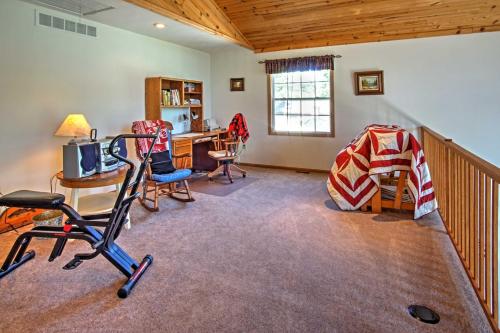 Фотографии гостевого дома 
            Waterfront Vandalia House with Dock on Donnell Lake!