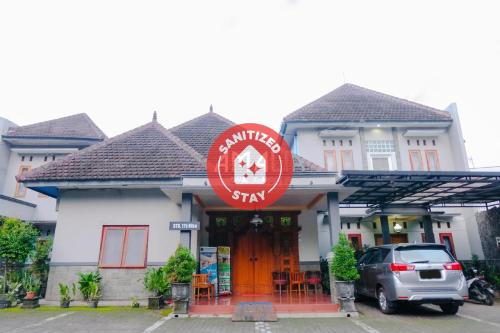 Фотография гостиницы Vaccinated Staff-OYO 778 Guest House Amalia Malang