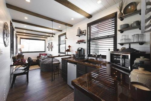 Фотография гостевого дома Tiny CargoHome 12 min to Magnolia Silos and Baylor