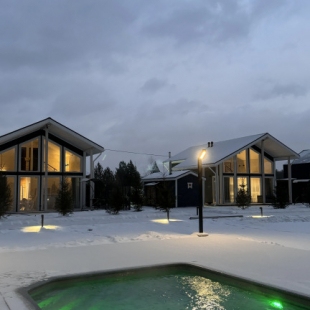 Фотография Коттеджа Частный дом Дом с бассейном рядом Солнечной долиной