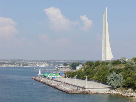 Фотографии памятника 
            Обелиск Штык и Парус в честь города-героя Севастополя