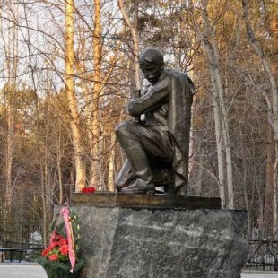 Фотография памятника Скульптура Воин коленопреклоненный