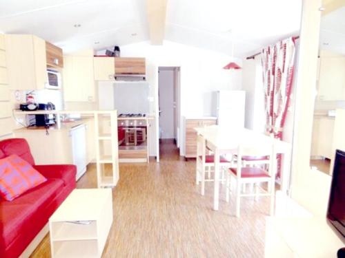 Фотография гостевого дома Bungalow de 3 chambres avec piscine partagee jardin amenage et wifi a Gastes a 1 km de la plage