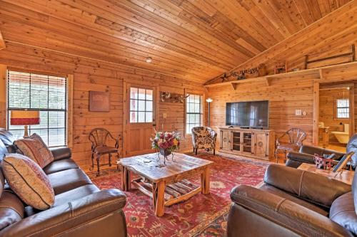 Фотография гостевого дома Cozy New Braunfels Family Cabin with Porch and Views!