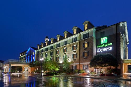 Фотография гостиницы Holiday Inn Express State College at Williamsburg Square, an IHG Hotel
