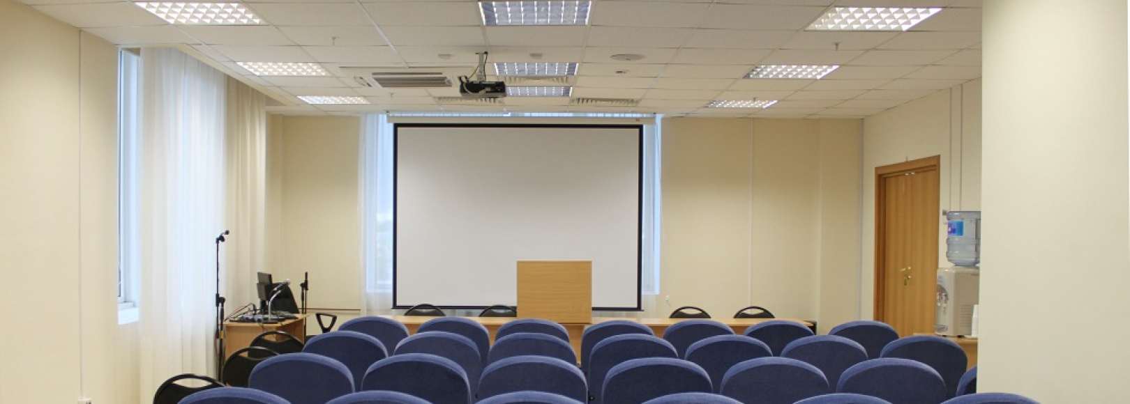 Фотография конференц-зала ГБУК ИОГУНБ Кабинет 703 – Конференц-зал