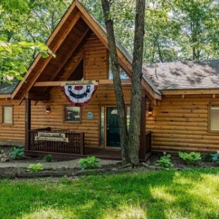 Фотография гостевого дома Premium Log Cabin Vacation Experience, HotTub,Firepit, Woods Ozark Preserve